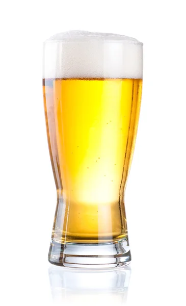 Copo de cerveja em fundo branco isolado — Fotografia de Stock