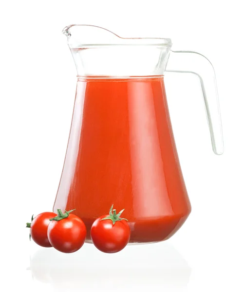 Krug Tomatensaft und drei Früchte mit grünen Blättern isoliert — Stockfoto