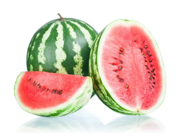Hela vattenmelon, hälften och skiva på en vit bakgrund — Stockfoto