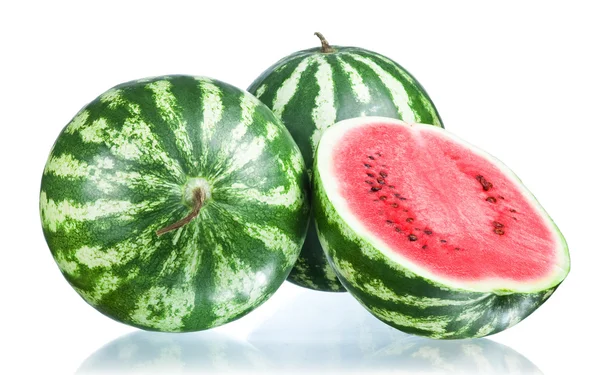 Två hela vattenmelon och hälften isolerade på en vit bakgrund — Stockfoto