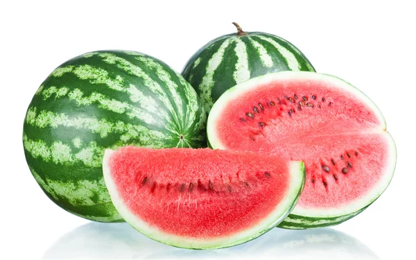 Två hela vattenmelon, hälften och skiva isolerad på en vit bakgrunds — Stockfoto