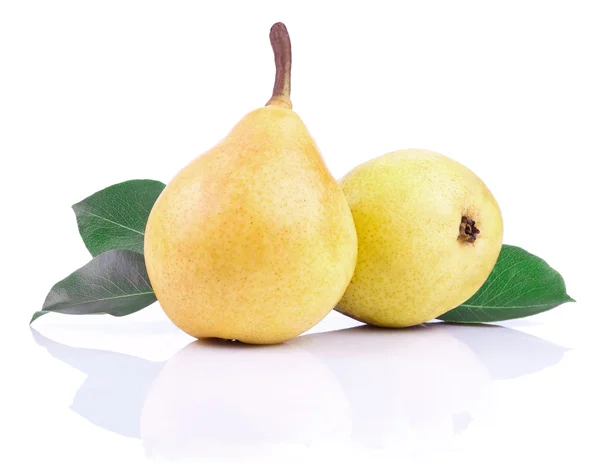 Två mogna gula päron med lämnar isolerade på vit bakgrund — Stockfoto