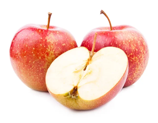 Два красных яблока и его половина изолированы на белом фоне — стоковое фото