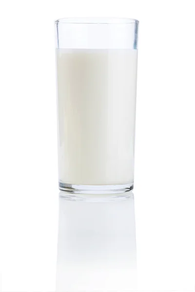 白い背景で隔離の新鮮な牛乳のガラス — ストック写真