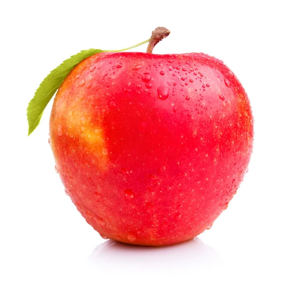Mokre świeże czerwone jabłko z liść na białym tle — Zdjęcie stockowe