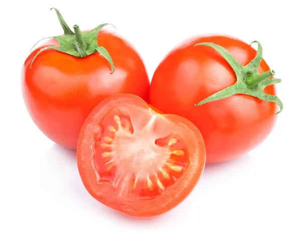 Zwei frische reife Tomaten und halb isoliert auf weißem Hintergrund — Stockfoto