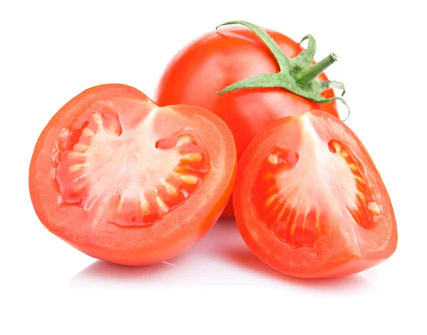 Frische reife Tomaten, zur Hälfte und in Scheiben geschnitten, isoliert auf weiß — Stockfoto