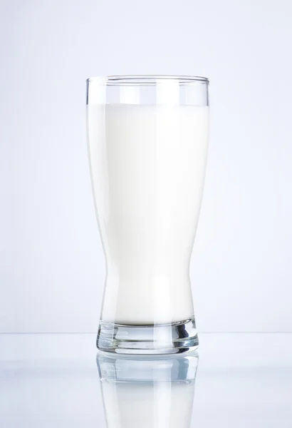 Glas van verse melk op een grijze achtergrond — Stockfoto