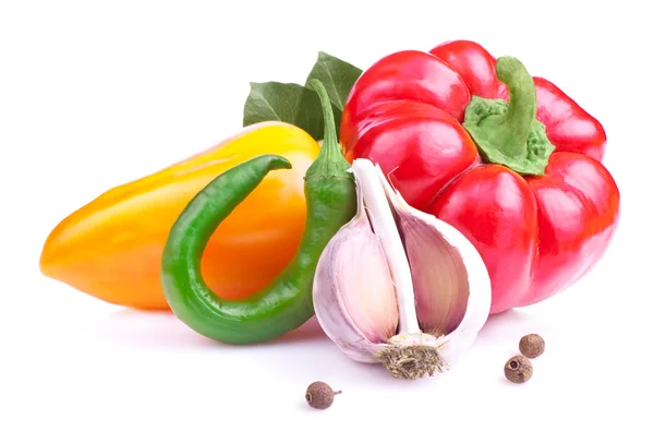 Rode peper, paprika en knoflook geïsoleerd op een witte pagina — Stockfoto