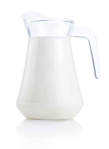 Κανάτα φρέσκου γάλακτος που απομονώνονται σε λευκό φόντο — Φωτογραφία Αρχείου