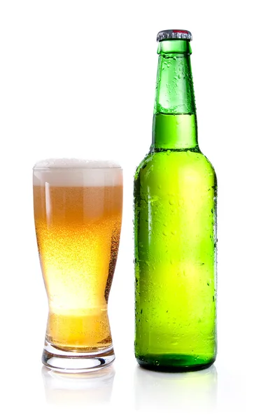Grüne Flasche mit Kondenswasser und Glas Bier isoliert auf wh — Stockfoto