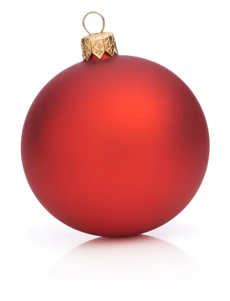 Рождественский красный шар на белом фоне — стоковое фото