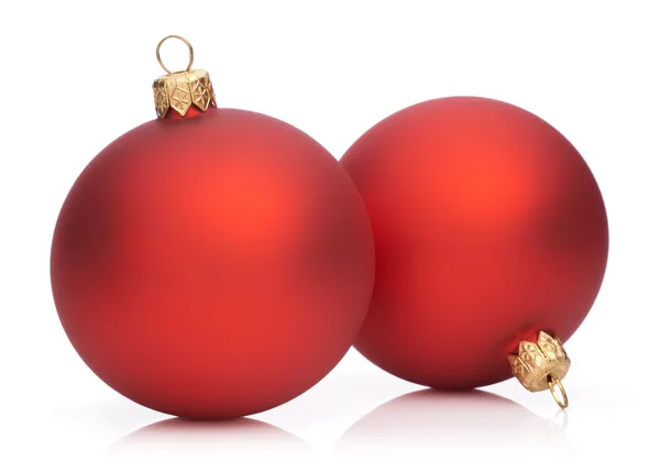 Twee rode kerstballen geïsoleerd op witte achtergrond — Stockfoto