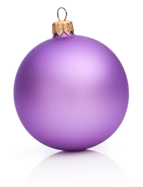 Boule de Noël violette isolée sur fond blanc — Photo