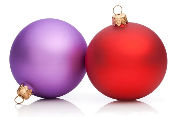 Navidad púrpura y rojo Baubles aislado sobre fondo blanco — Foto de Stock