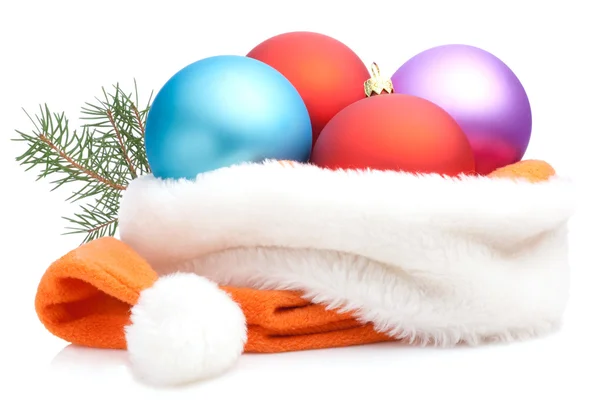 Rode, paarse, blauwe kerstballen in traditionele kerstmuts en — Stockfoto