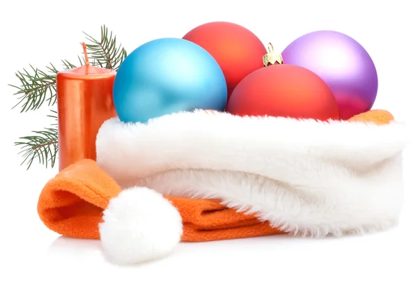 Rode, paarse, blauwe kerstballen in traditionele kerstmuts, br — Stockfoto