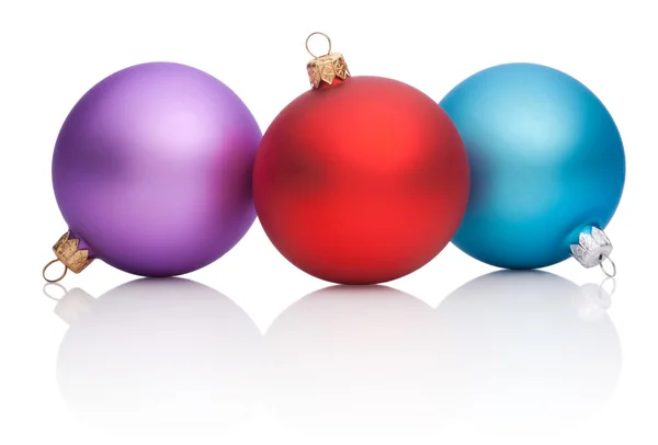 Karácsonyi piros, lila, kék Baubles elszigetelt fehér background — Stock Fotó