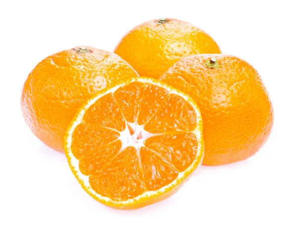 三个成熟多汁橘和一半被隔绝在白色背景上 — 图库照片