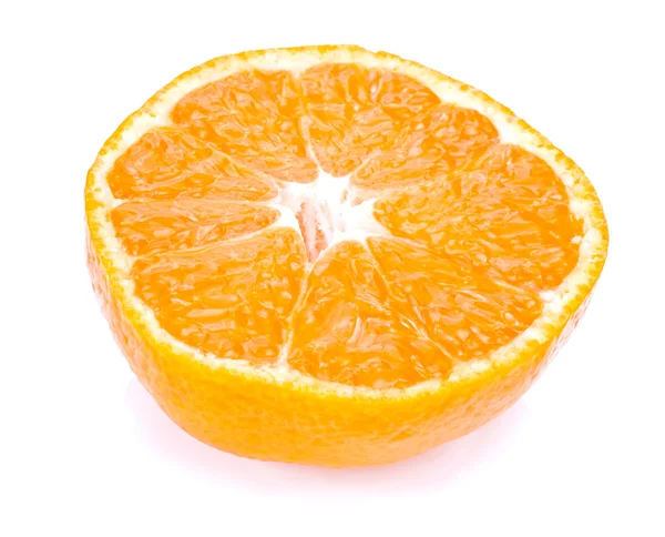 Halve rijpe sappige tangerine geïsoleerd op witte achtergrond — Stockfoto
