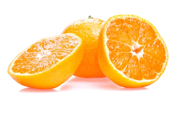 一个成熟多汁橘和两个半孤立上白色 backgrou — 图库照片