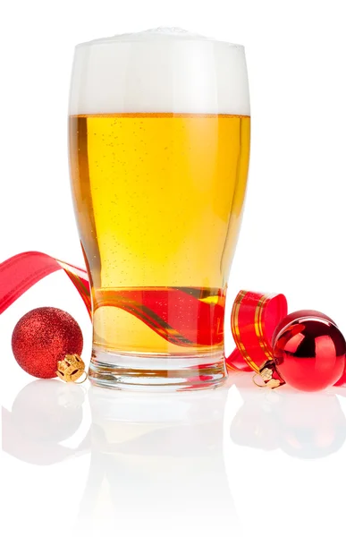 Cerveja fresca de vidro, fita vermelha e bolas de Natal isoladas no wh — Fotografia de Stock