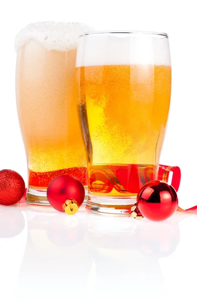Dois copos de cerveja lager fresco, fita vermelha e bolas de Natal iso — Fotografia de Stock
