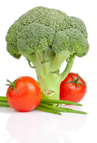 Brócoli, dos tomates con gotas y cebolletas frescas aisladas —  Fotos de Stock