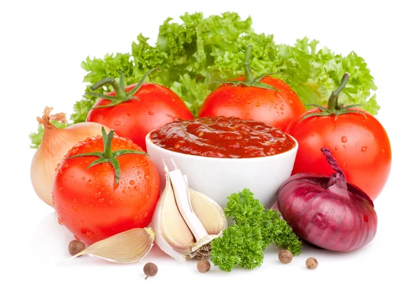 Frische Ketchup und eine Reihe von Gemüse: Tomaten, Zwiebeln, Knoblauch, — Stockfoto