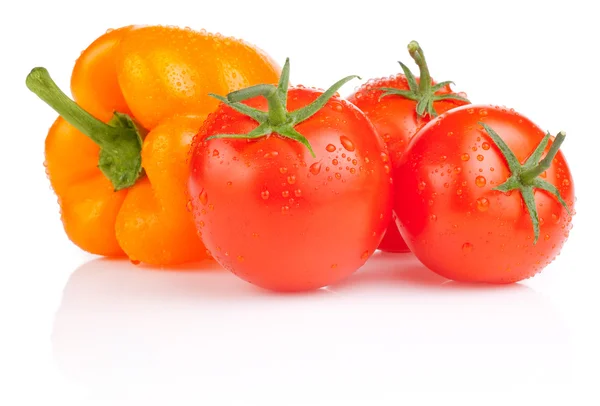 Pomodori umidi e peperone giallo con gocce isolate su bianco — Foto Stock