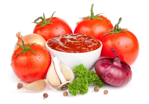 Frische Ketchup und eine Reihe von Gemüse: Tomaten, Zwiebeln, Knoblauch — Stockfoto