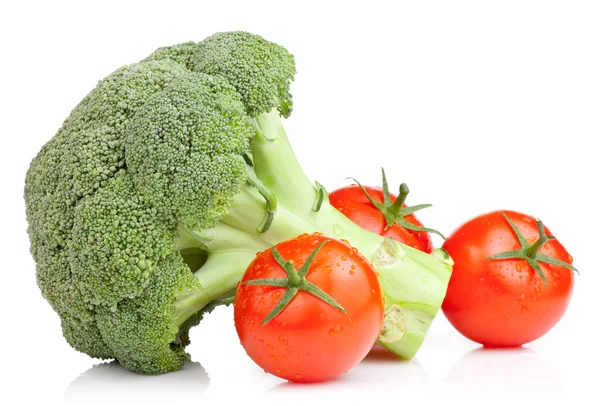 Brócoli y tres tomates con gotas aisladas sobre fondo blanco —  Fotos de Stock