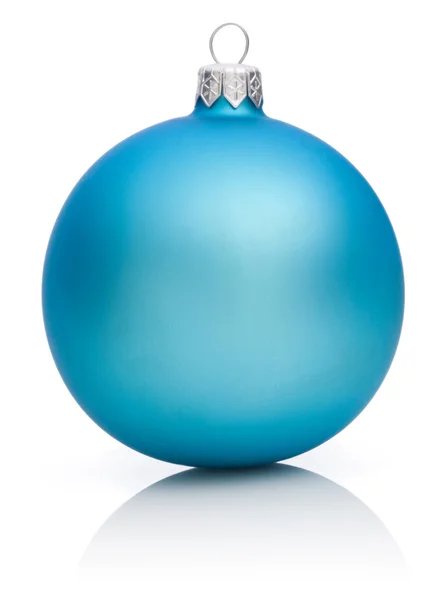 Bola azul de Natal isolado no fundo branco — Fotografia de Stock