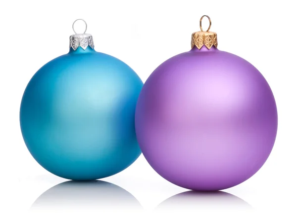 Рождественские фиолетовые и голубые безделушки на белом фоне — стоковое фото