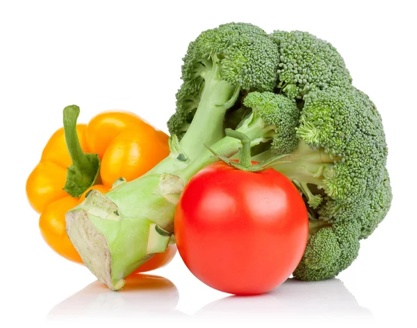 Brócoli, tomate y pimiento amarillo aislado sobre fondo blanco —  Fotos de Stock