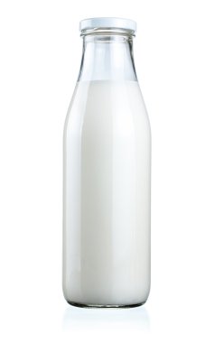 Beyaz bir arka plan üzerinde izole taze süt şişesi