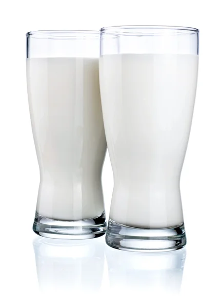 Dos vasos de leche fresca aislados sobre un fondo blanco —  Fotos de Stock