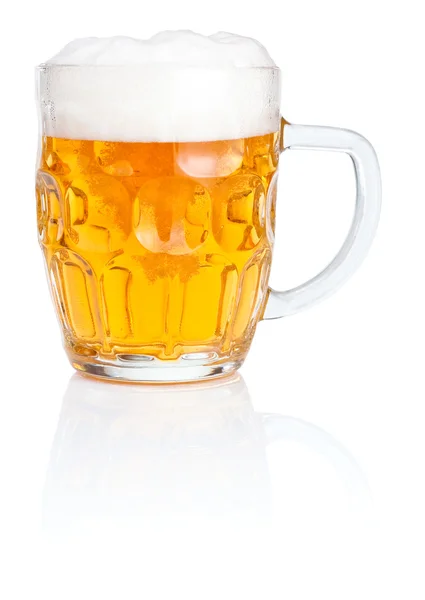 Taza de cerveza fresca con espuma aislada sobre fondo blanco — Foto de Stock