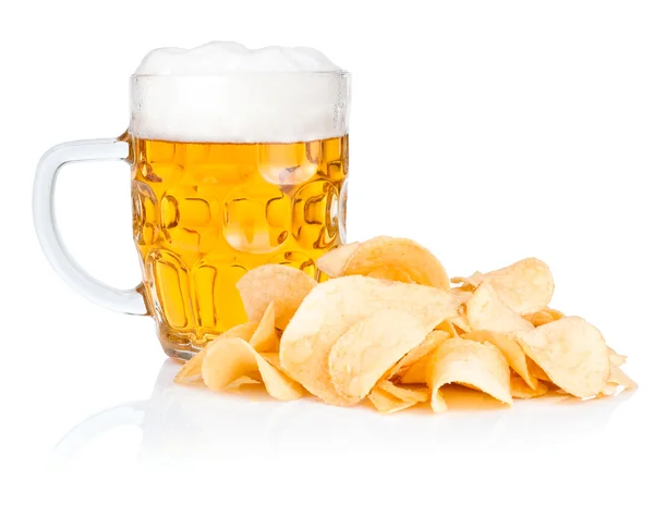 Vers bier mok met schuim en stapel van chips geïsoleerd op wh — Stockfoto