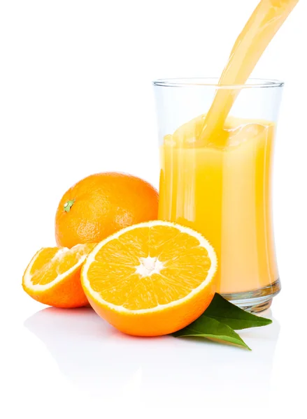 白の背景に隠れてに分離されたガラスに注ぐ新鮮なオレンジ ジュース — ストック写真