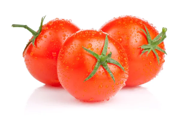 Trzy świeżych pomidorów soczystych z kropelek wody na białym tle na b biały — Zdjęcie stockowe