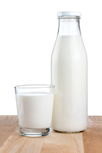 瓶新鲜的牛奶和玻璃是孤立在白色的木表 — 图库照片