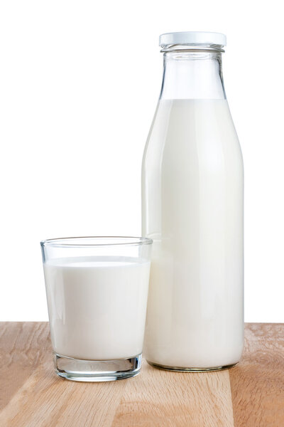 Бутылка свежего молока и стекла - деревянный стол, изолированный на белом
