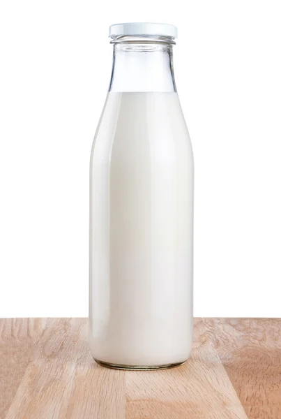 Botella de leche fresca es mesa de madera aislada sobre fondo blanco — Foto de Stock