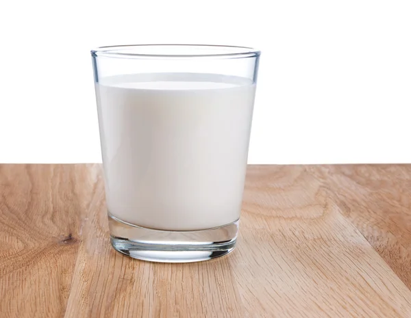 Verre de lait frais est une table en bois isolé sur fond blanc — Photo