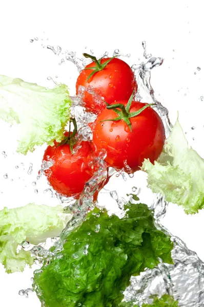 Három friss piros paradicsom, és a saláta a fröccsenő víz elszigetelt — Stock Fotó