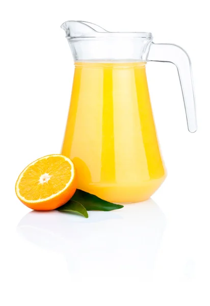 橙汁在投手、 半橙子和叶子，孤立 o — 图库照片