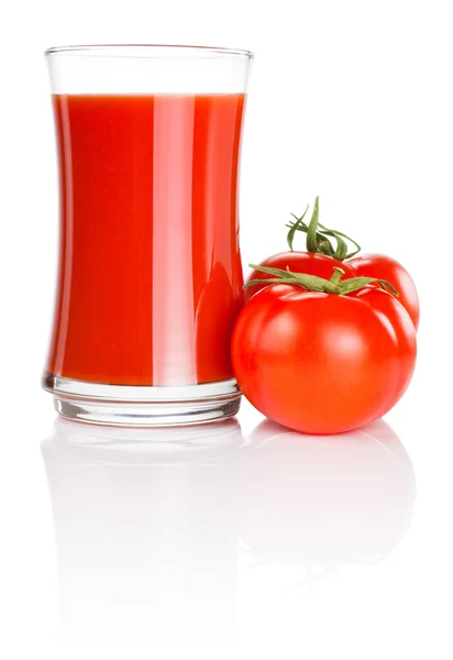 Glas frischen Tomatensaft und zwei Tomaten isoliert auf weißem B — Stockfoto