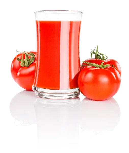 Glas frischen Tomatensaft und drei Tomaten isoliert auf weiß — Stockfoto