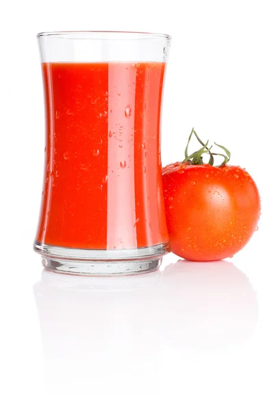 Glas frischen Tomatensaft mit Wassertropfen und Tomaten ist — Stockfoto